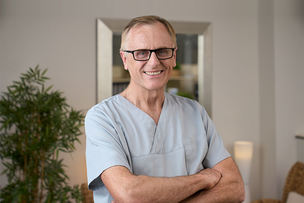 Dr. med. dent. Reinhold Ast - Implantologe