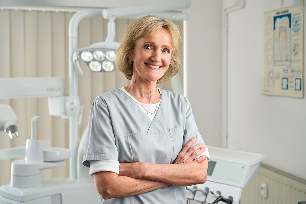 Dr. Wanda Ast - Spezialistin für Zahnersatz & Oralchirurgie